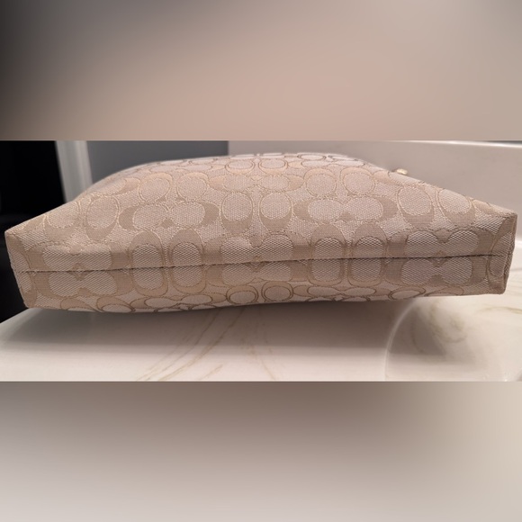 Coach Signature crossbody File Bag - New Without Tags - 13" x 10.5" - Picture 9 of 13